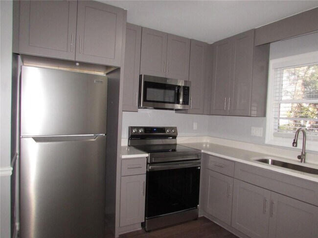 Building Photo - 1716 Twin Brooks Dr SE