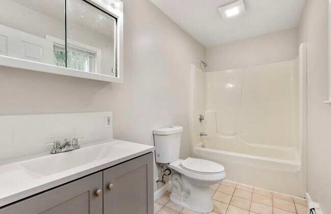 Building Photo - 17 Highland St