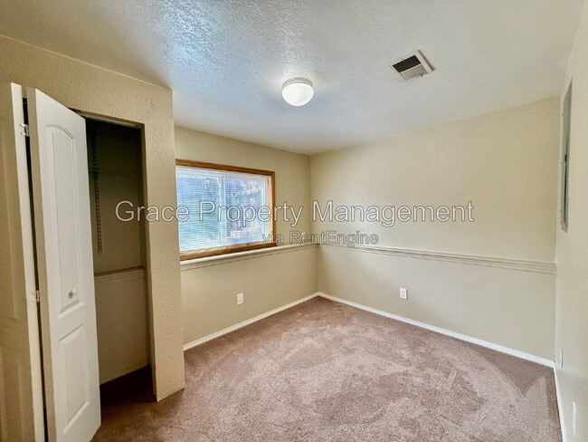 Building Photo - 405 S 28th Ln