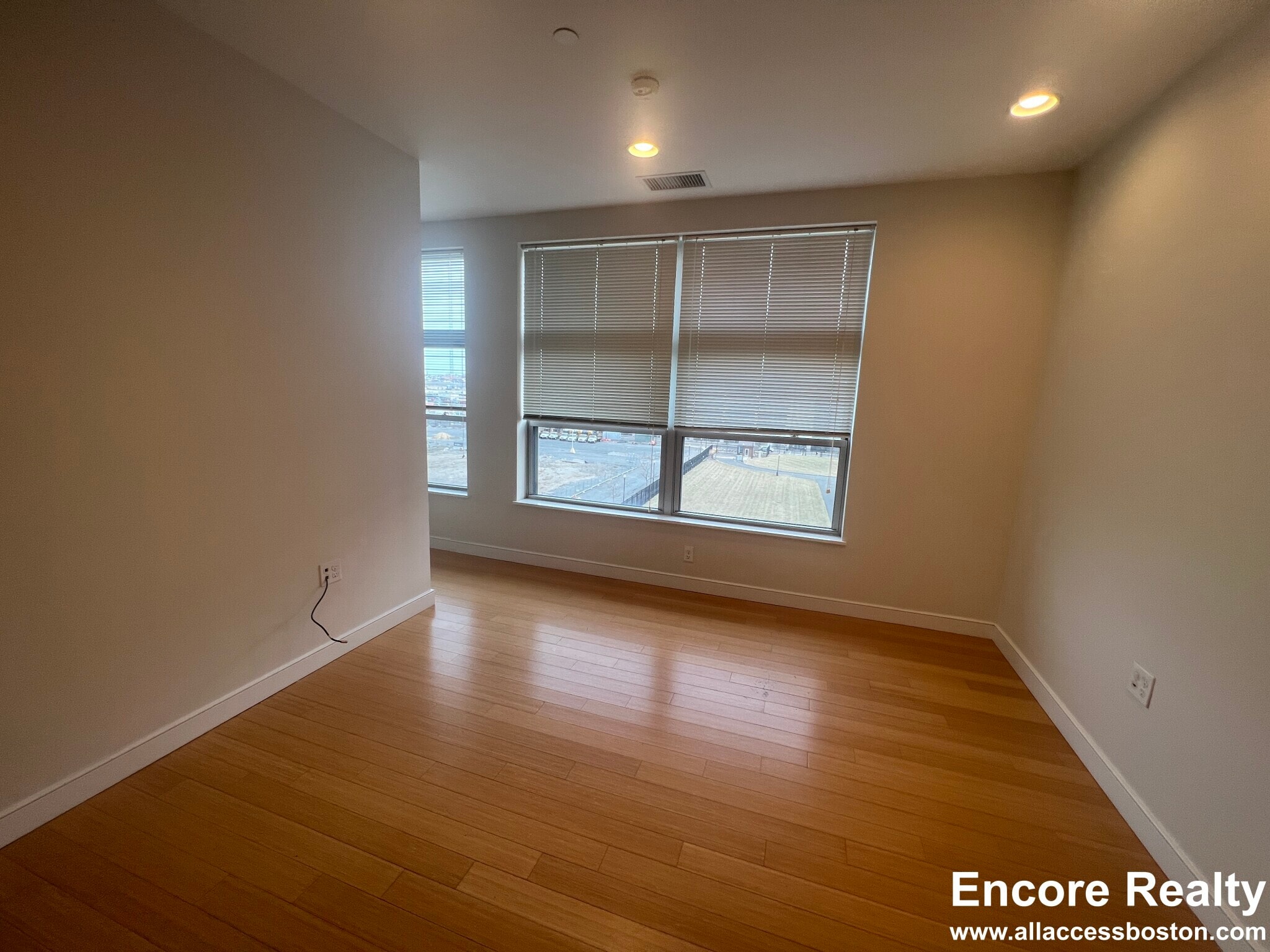 Building Photo - 601 Albany St