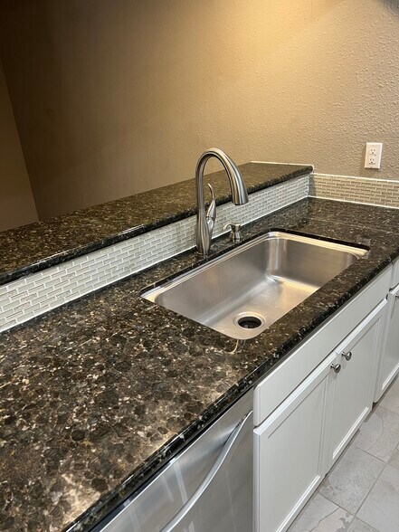 Building Photo - 7102 N Holiday Dr