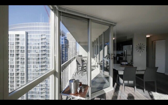 Building Photo - 40 E Delaware Pl