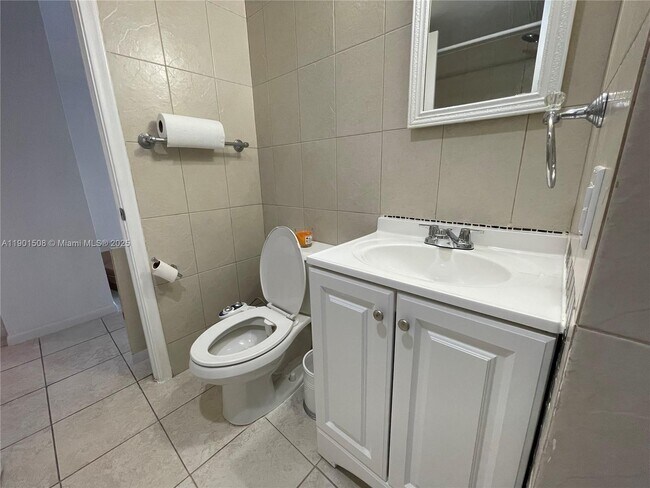 Building Photo - 1817 S Ocean Dr