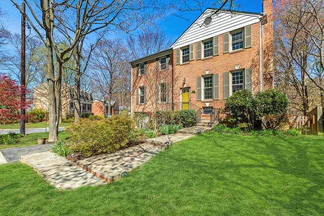 Building Photo - 4 Bed 4.5 Bath - Bethesda  Single Family Colonial - 2 Car Garage