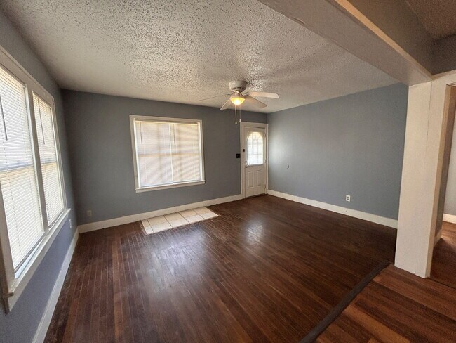 Building Photo - 3 bedroom 2 bathrooms