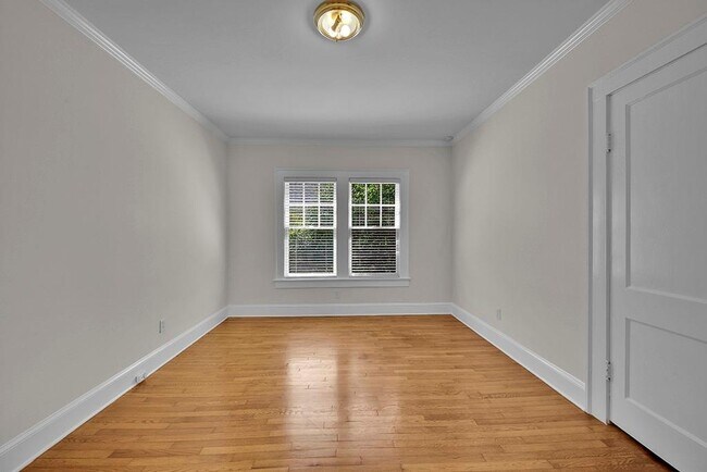 Building Photo - 876 Courtenay Dr NE
