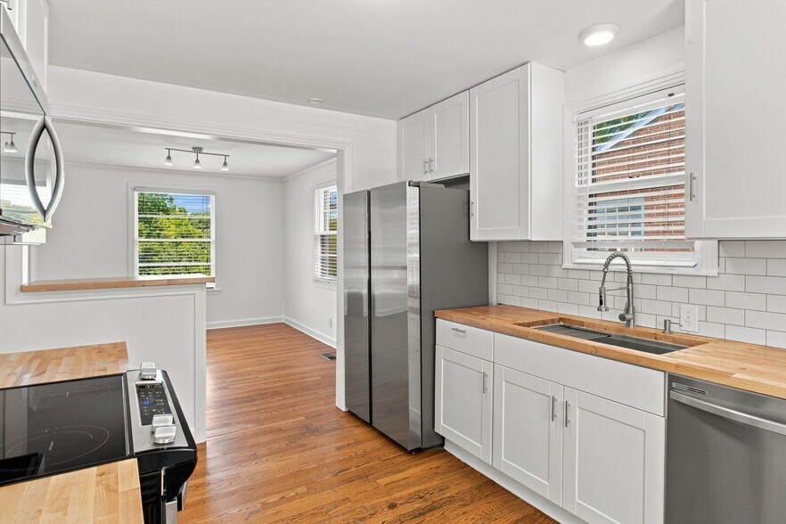 Building Photo - 5713 Vine Ridge Dr