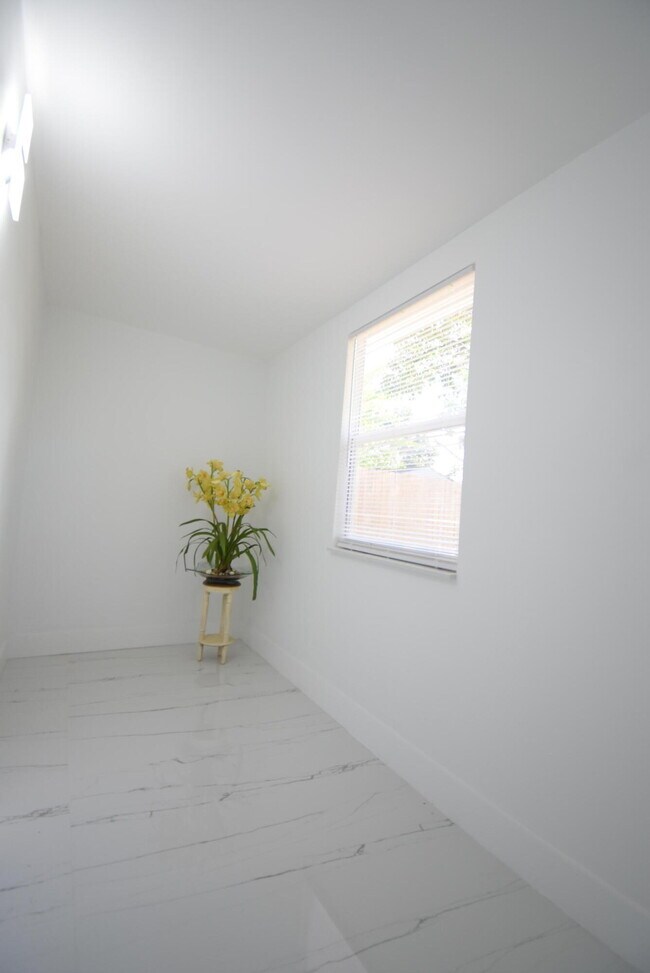 Building Photo - 3541 NW 37th Ave