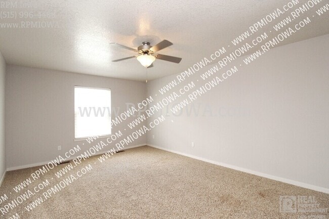 Building Photo - 216 NE Chalet Ln