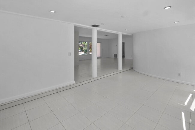 Building Photo - 2608 NE 12th St