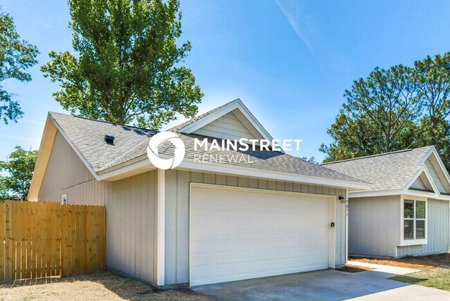 Building Photo - 3 Bedroom Pet-Friendly Home in Jacksonville, FL with Main Street Renewal