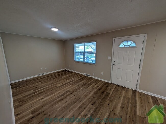 Building Photo - 403 Holiday Dr