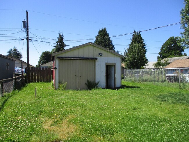 Building Photo - 321 21st Ave