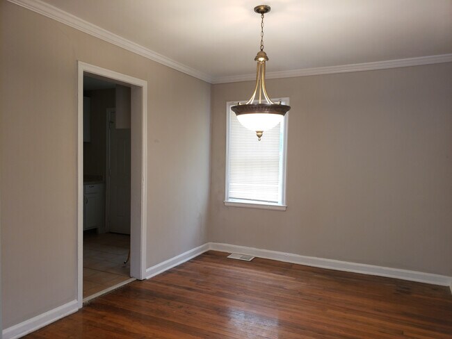 Building Photo - 3 Bedroom Westwood Terrace Bungalow (Sorry, No Section 8)