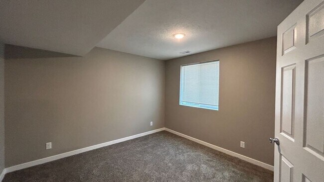 Building Photo - 4 Bedroom Townhome