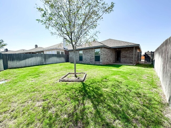 Building Photo - 3/2/2 Home in Windstone!