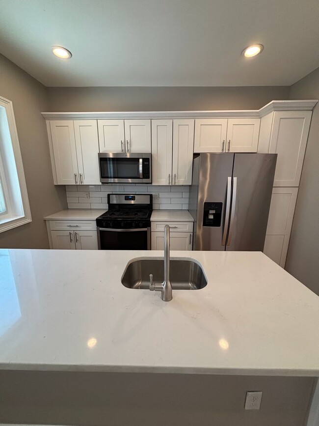 Building Photo - Gorgeous 4 Bedroom house with Three Roof-D...