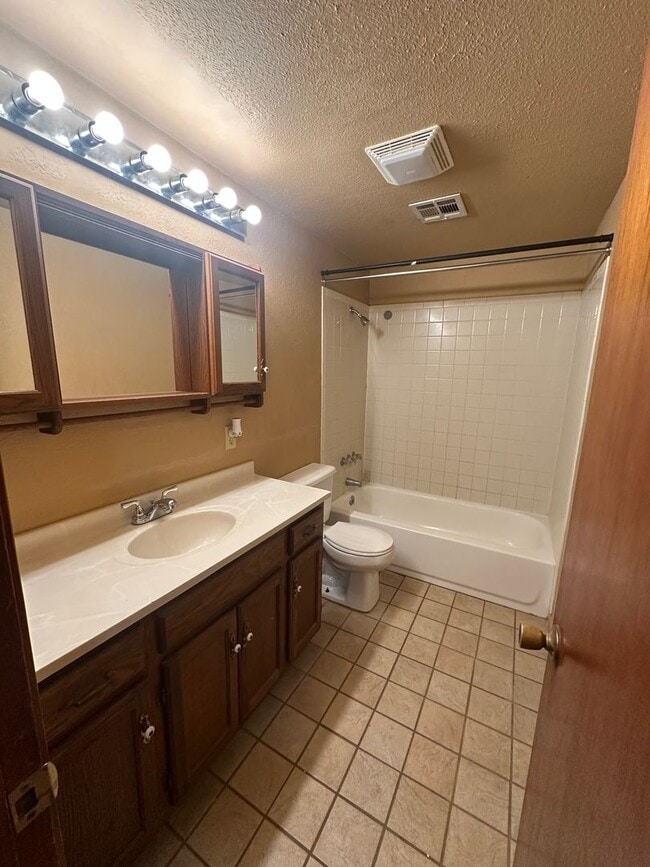 Building Photo - 16881 Beau-Kay Dr