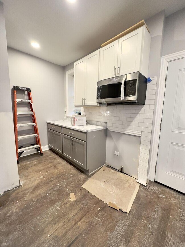Building Photo - 4 bedroom in Chicago IL 60660