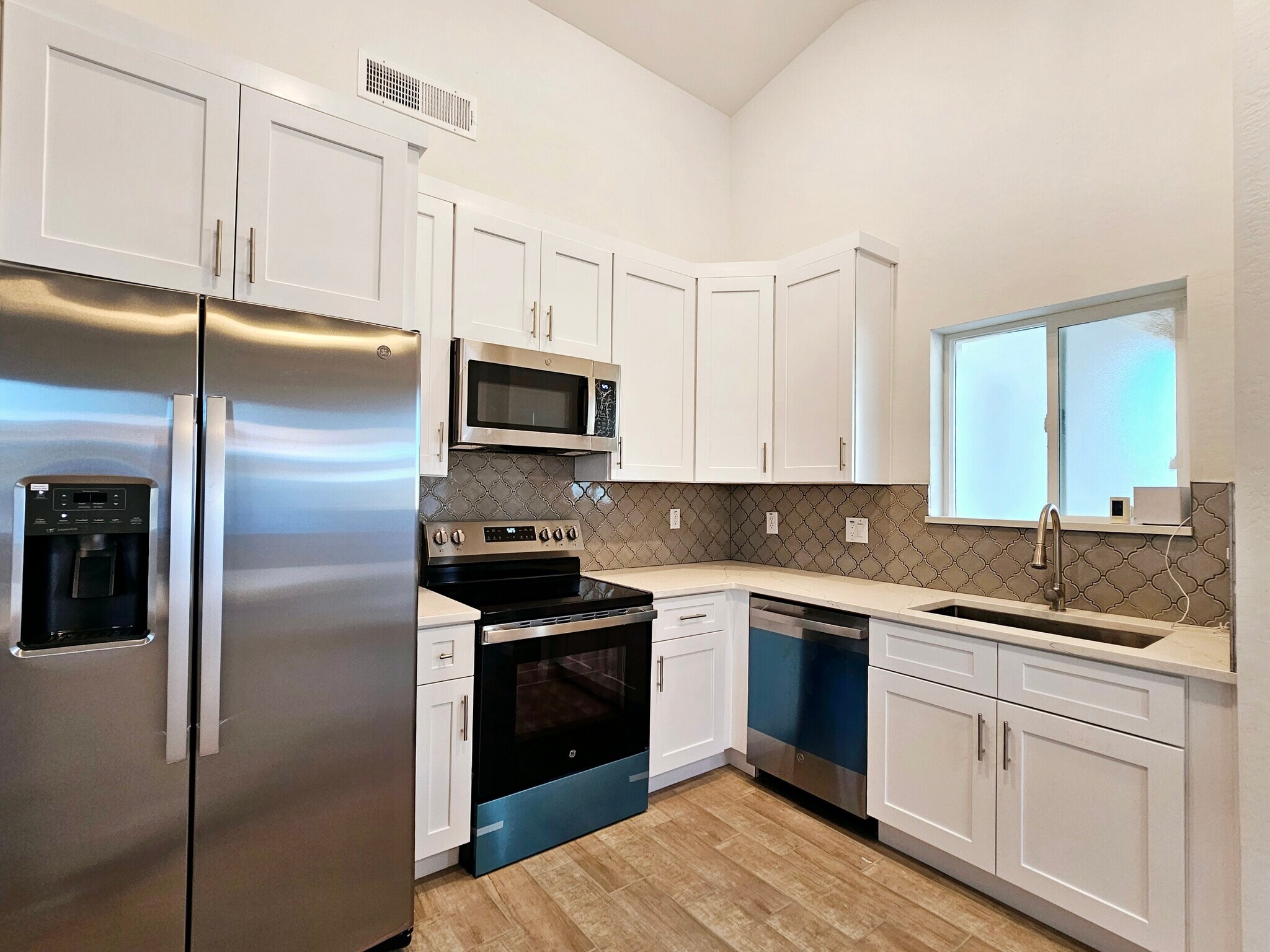 Building Photo - 1112 E 4th St