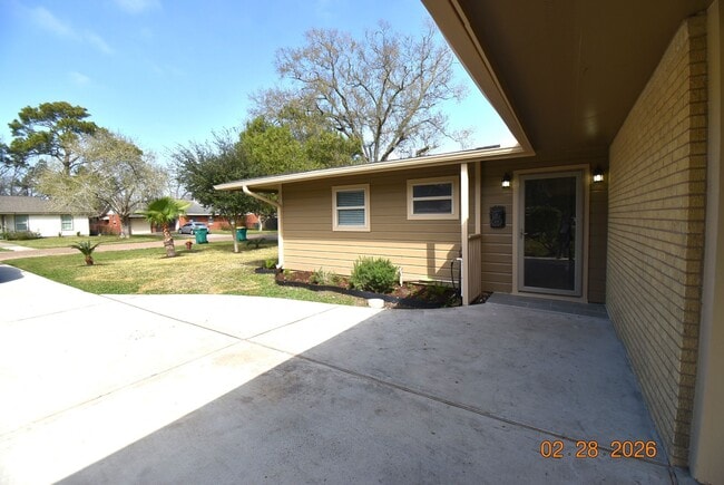 Building Photo - 623 Honeysuckle Dr