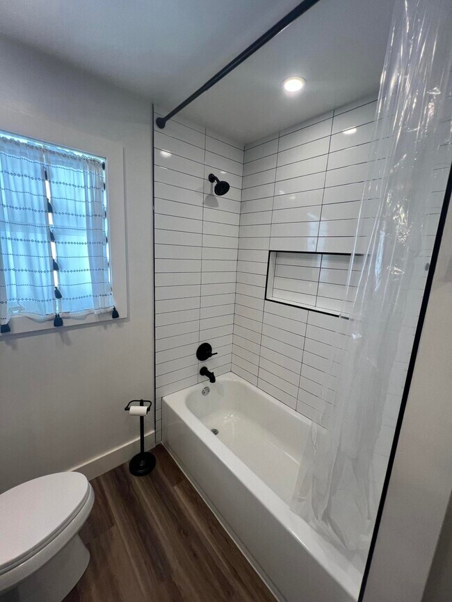 Building Photo - 2424 Roberts Dr