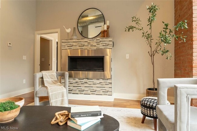 Building Photo - 1260 W 4th St