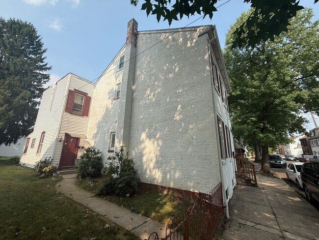 Building Photo - 19 Walnut St