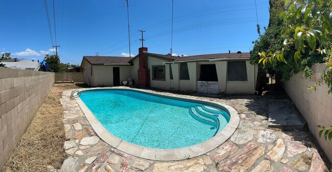 Building Photo - 3 Bedroom / 2 Bathroom Pool Home In Hemet
