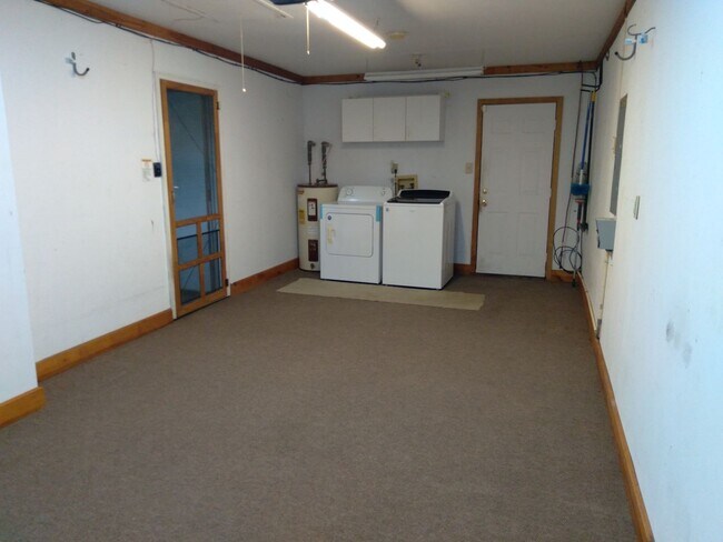 Building Photo - Cute 3 bedroom, 2 bath house with garage a...