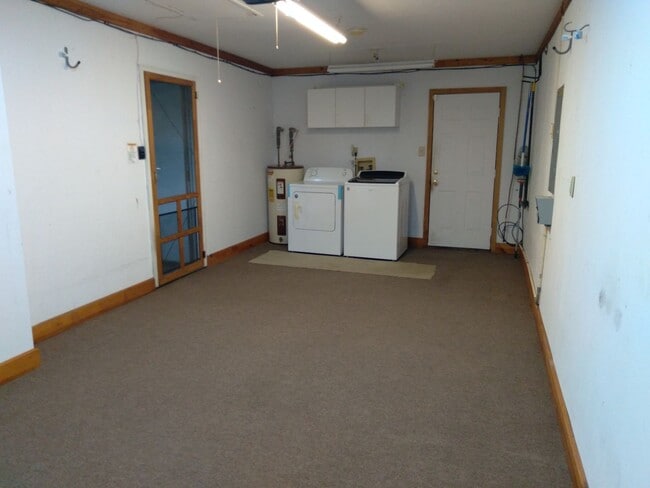 Building Photo - Cute 3 bedroom, 2 bath house with garage and fenced in yard