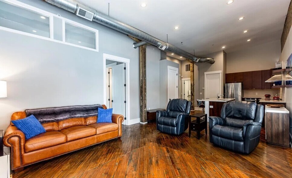 Building Photo - 808 Elm St