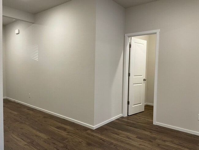 Building Photo - Don’t Miss This! Spacious Vancouver Home with Large Yard & Double Garage.