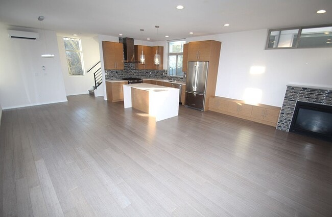 Building Photo - LUXURY BALLARD TOWNHOME W HIGH END FINISHE...