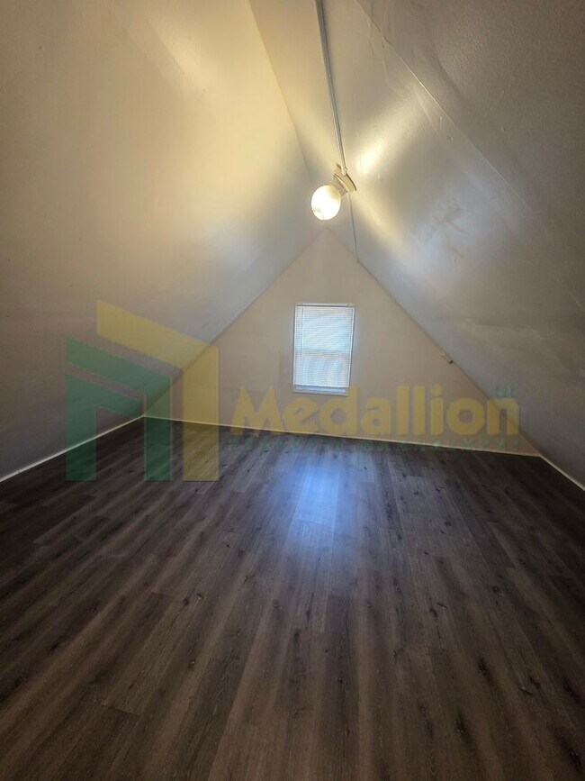 Building Photo - Spacious 3-Bedroom Home with Modern Update...
