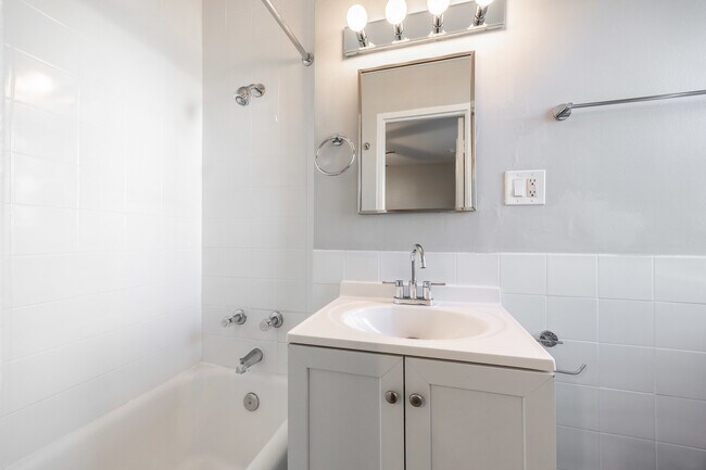 Building Photo - 1140 N La Salle Dr