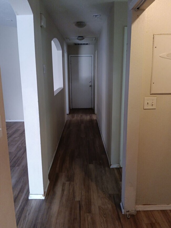 Building Photo - 4 Bedroom, 2 Bathroom! Lovely Home Coming ...