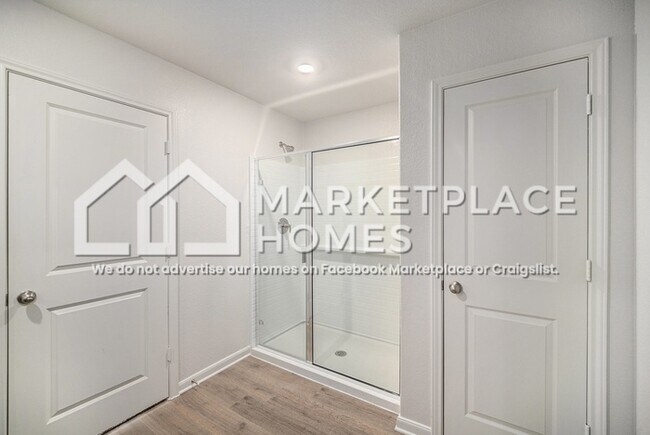 Building Photo - 933 Burlington Ave