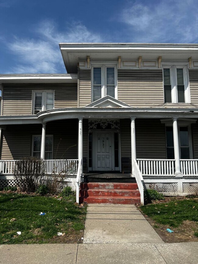 Building Photo - 937 Broadway