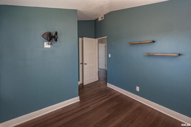 Building Photo - 4640 5th Ave