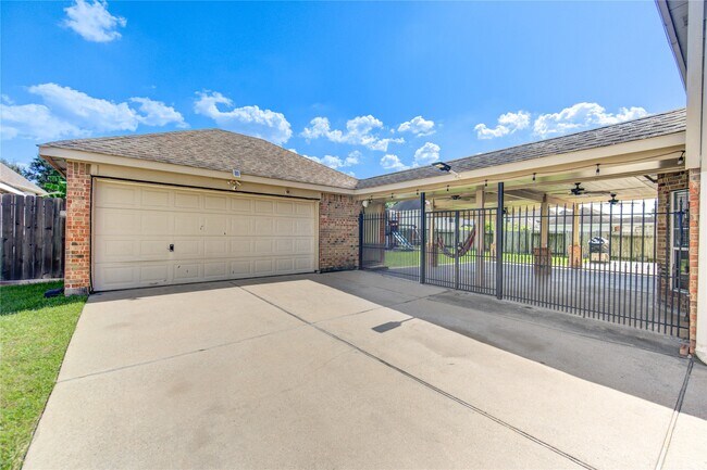 Building Photo - 7323 Sunset Bend Ln