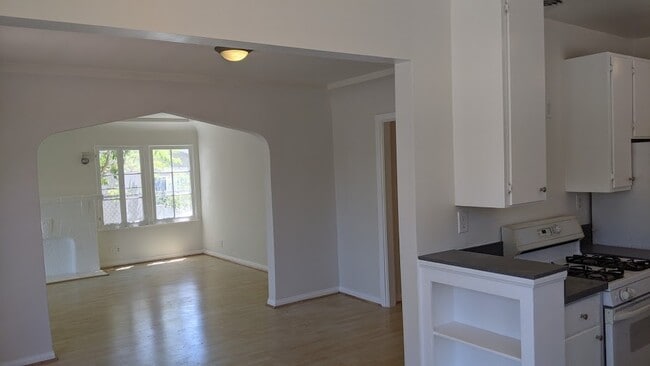 Building Photo - 2213 Carmona Ave
