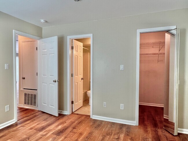 Building Photo - End Unit in Great Location!