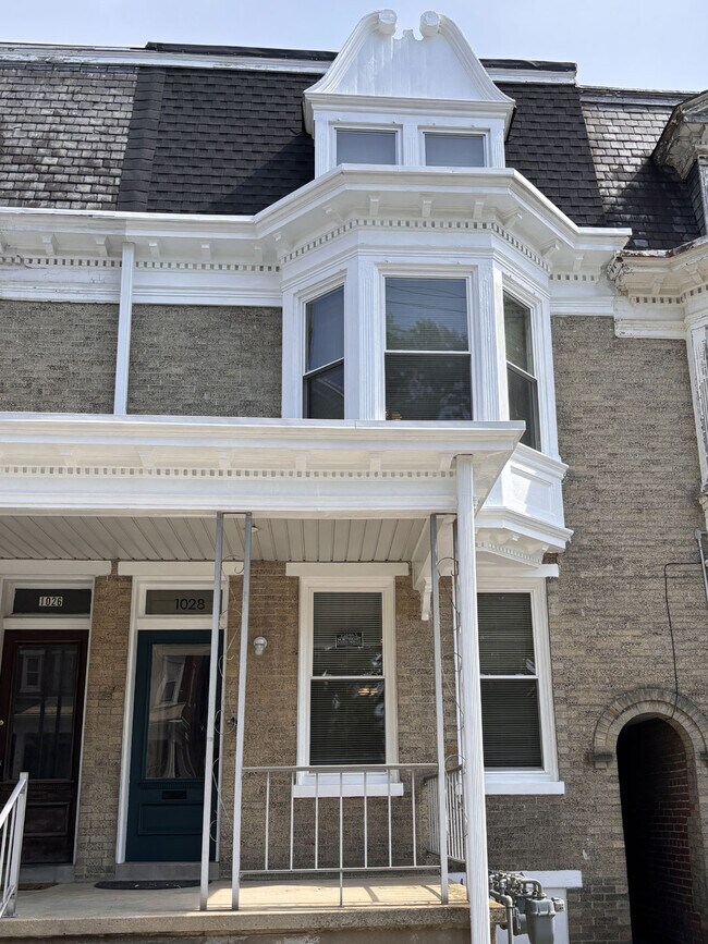 Building Photo - 1028 W King St