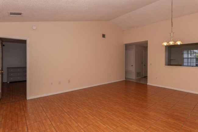 Building Photo - 2bedroom 2 bath townhouse with 2 car garage