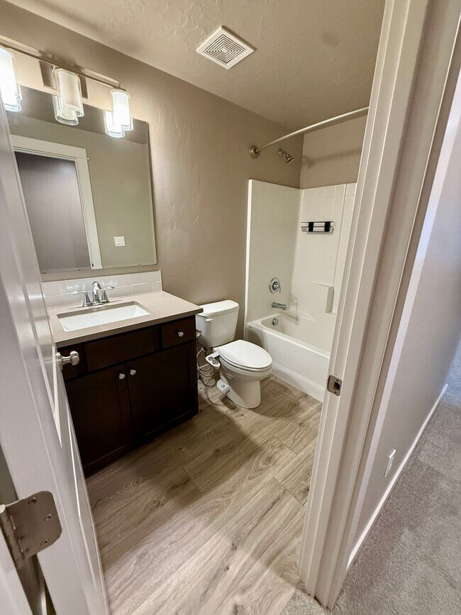 Building Photo - 518 Belville Pl