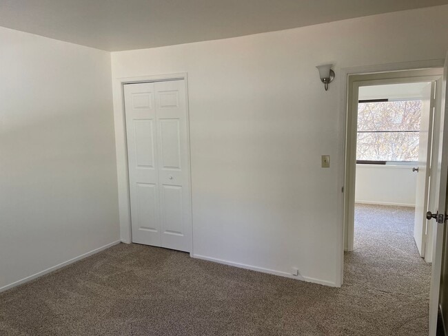 Building Photo - 1049