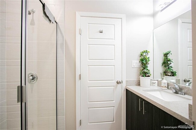 Building Photo - 15 Swallow Ave