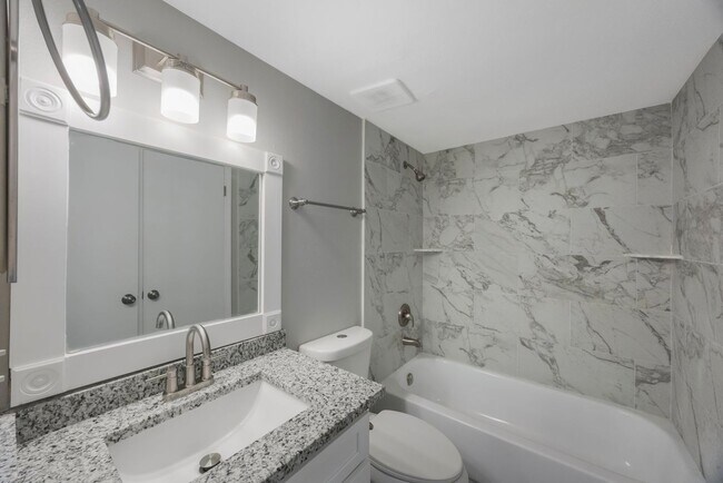 Building Photo - Newly Renovated 2 bedroom 2 bath within wa...