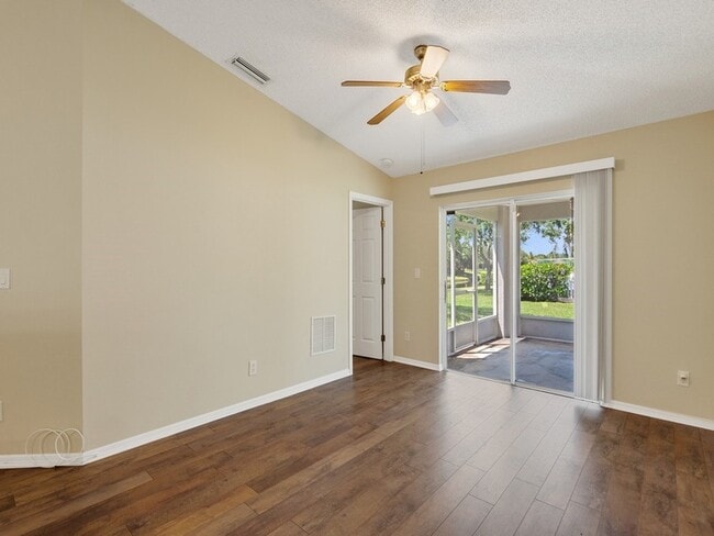 Building Photo - 962 E 13th Square